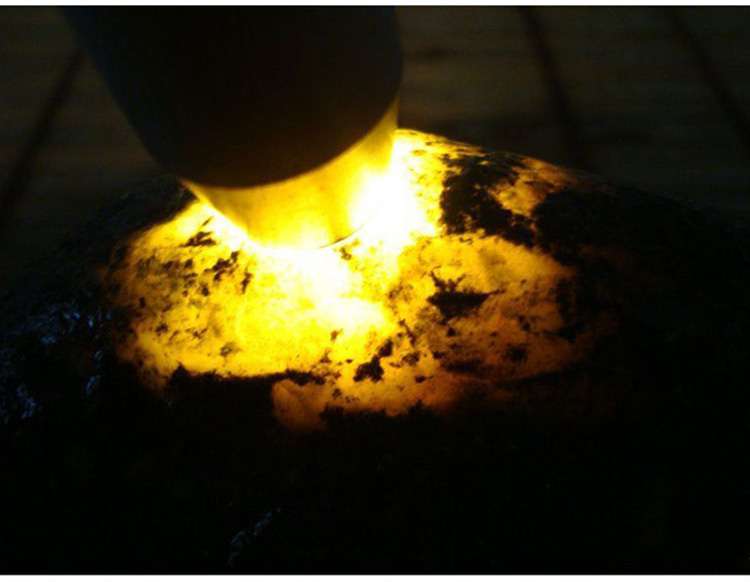 玉石用照玉手電筒白光和放大鏡看的是什么?