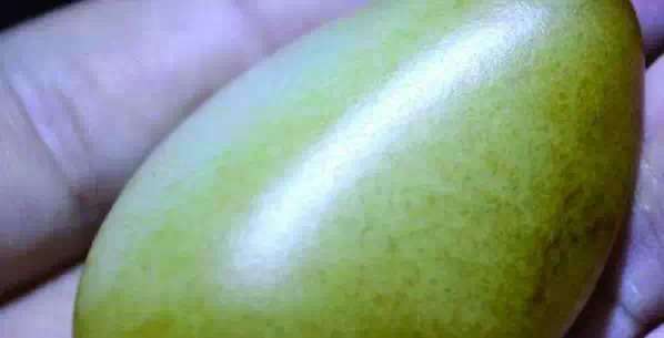 漲知識，玉也能騙人！照玉手電筒照出真相